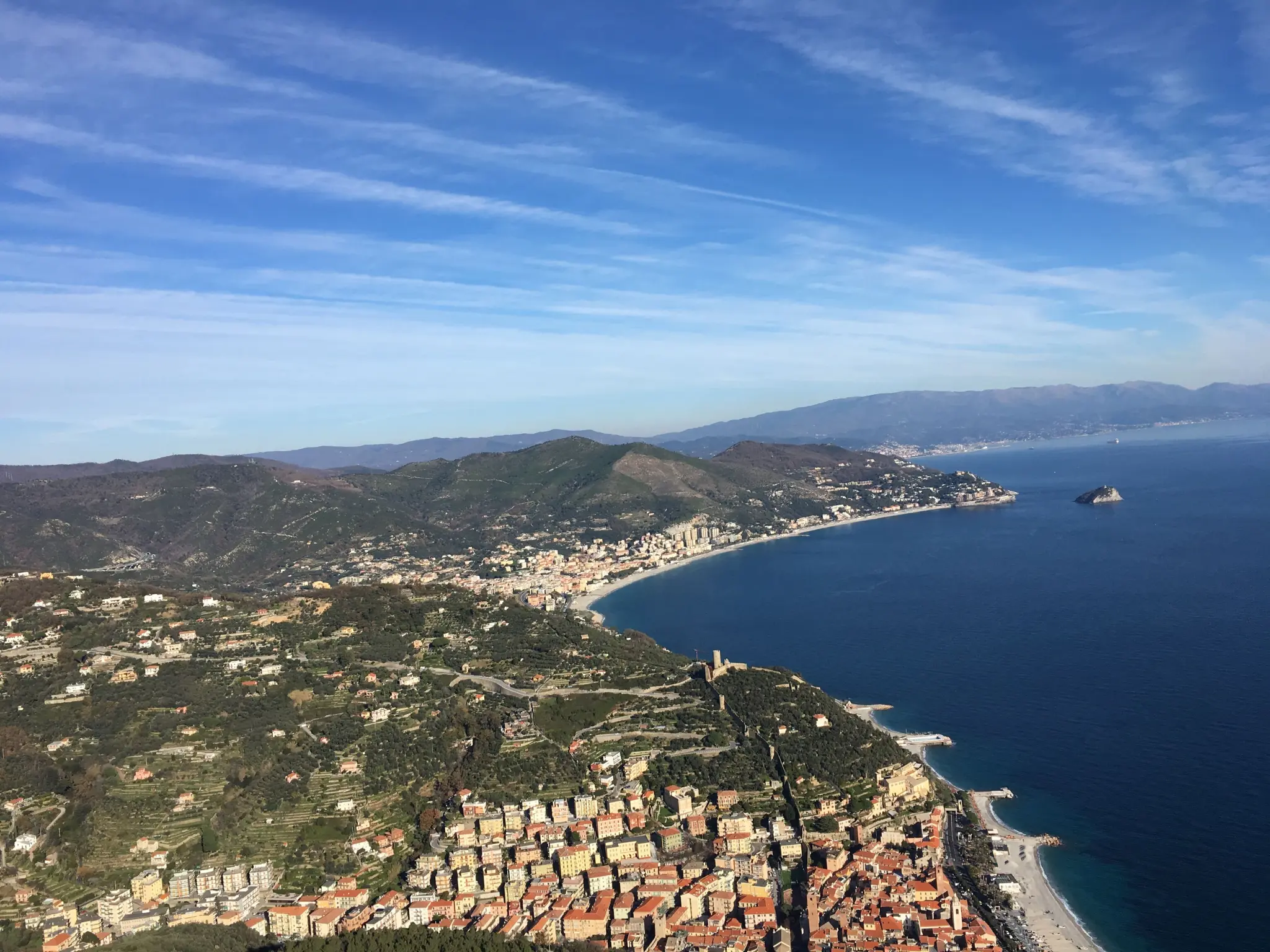 Italien Gleitschirmreise. Fliegen wo gerade die besten Bedingungen sind - an der Küste von Finale Ligure, über den Dächern von Pisa, in den Hügeln der Toskana