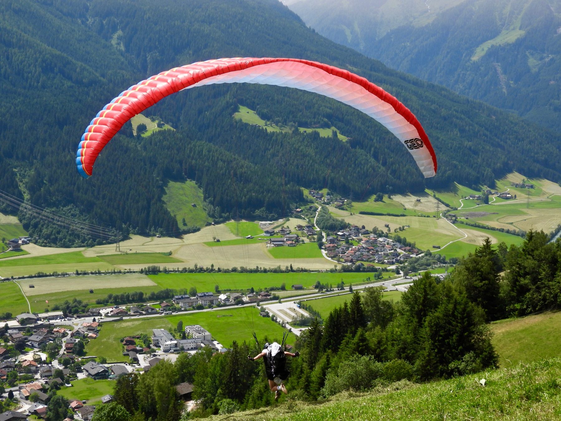 Gleitschirmstart über Neukirchen am Großvenediger im Pinzgau